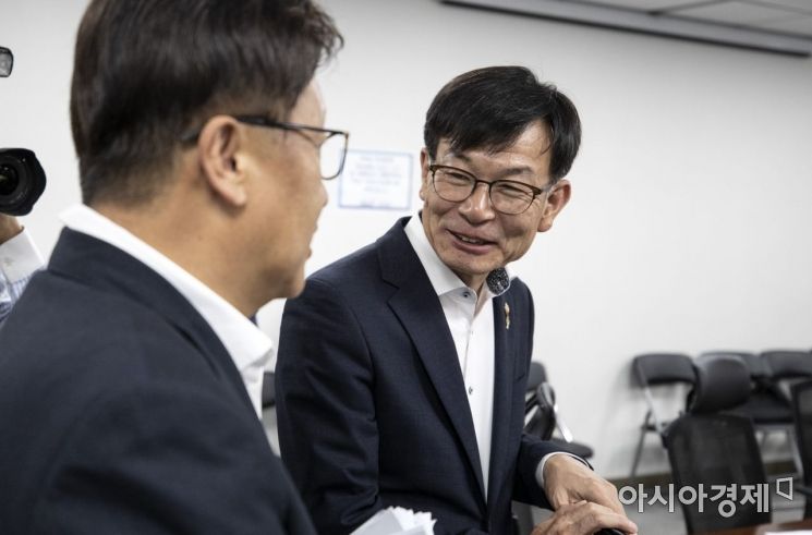 김상조 공정거래위원장이 12일 국회에서 열린 정무위 당정협의에 참석, 회의 시작 전 민병두 국회 정무위원장과 이야기를 나누고 있다./윤동주 기자 doso7@