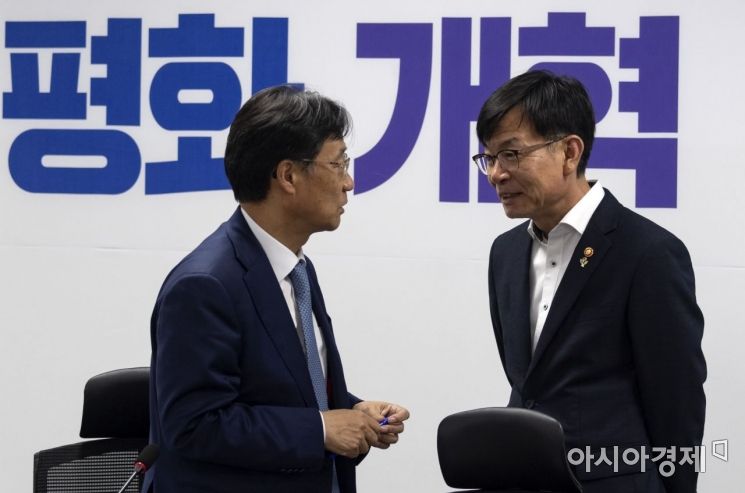 [포토] 의견 나누는 김상조 위원장·유동수 의원