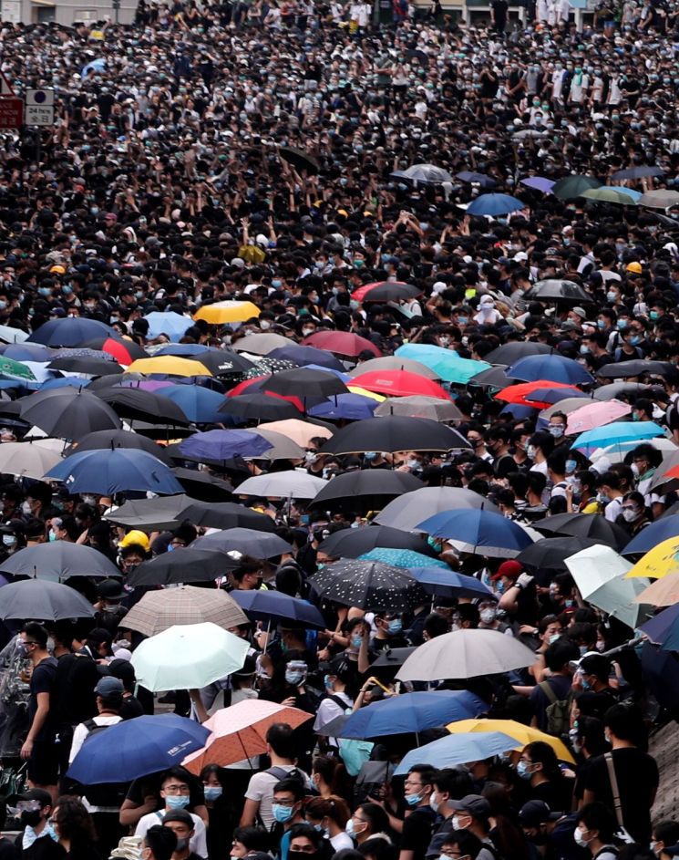 [포토]"범죄인 인도 법안 심의 반대" 다시 우산 든 홍콩 시민들