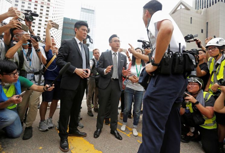 [포토]"범죄인 인도 법안 심의 반대" 다시 우산 든 홍콩 시민들