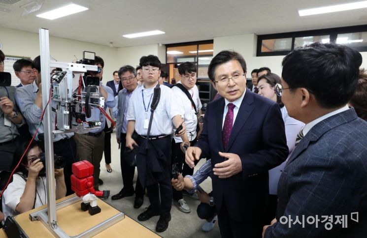 [포토]대학일자리센터 찾은 황교안