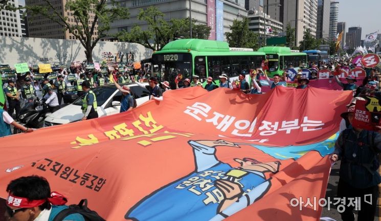 [포토] 전교조 청와대 향해 행진 도중 마주친 반대집회