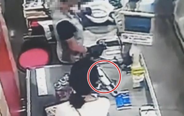 '제주 전 남편 살해 사건'의 피의자 고유정(36)이 범행 사흘 전 제주시내 한 마트에서 흉기 등을 구매하는 모습이  찍힌 폐쇄회로(CC)TV. [이미지출처=연합뉴스]