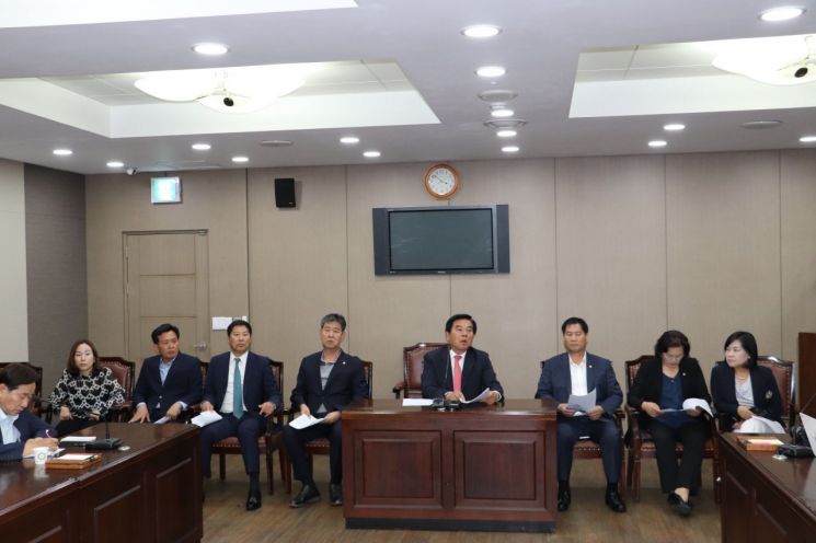 조영훈 중구의회 의장이 중구의원들과 함께 입장문을 발표하고 있다.