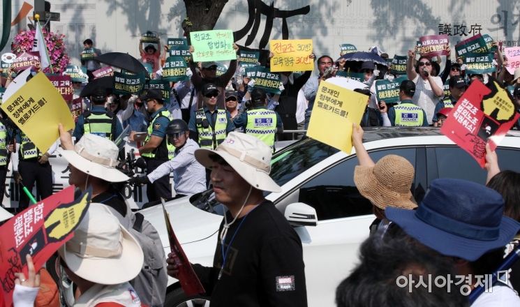 [포토] 전교조 향해 소리치는 반대집회 참가자들