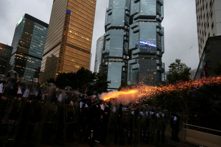 홍콩시위 70여명 부상…"송환법 철회때까지 계속 시위"