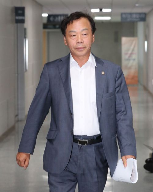 [속보]'불법 정치자금' 이완영 한국당 의원 벌금 500만원…의원직 상실 