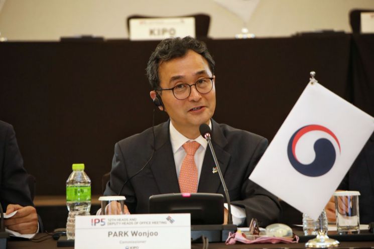 특허청은 13일 인천 송도에서 ‘제12차 특허 선진5개국(Intellectual Property 5) 특허청장 회의’를 갖고 글로벌 특허시스템 개선을 골자로 한 ‘공동선언문’을 채택했다. 우리나라는 이날 의장국의 지위에서 회의를 주도했다. 박원주 특허청장이 회의를 주재하고 있다.