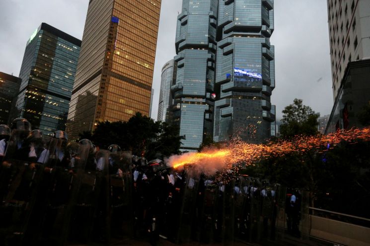 홍콩 정부·관공서, 일제히 문 닫는다…"추가시위 우려"