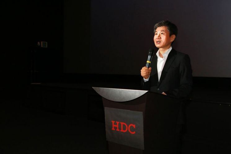 ▲정몽규 HDC 회장이 지난 12일 서울 용산 CGV에서 열린 'BT프로젝트' 워크숍에서 임직원들에게 인사말을 하고 있다.