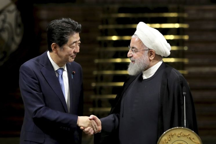 12일(현지시간) 이란을 방문한 아베 신조(왼쪽) 일본 총리가 수도 테헤란의 사다바드궁에서 하산 로하니 이란 대통령과 공동 기자회견을 마치며 악수하고 있다. [이미지출처=연합뉴스]