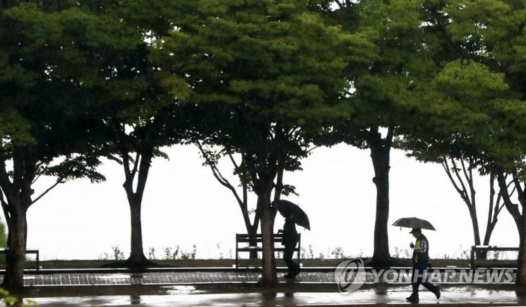 10일 오전 강원 춘천시 공지천에서 우산을 쓴 시민들이 발걸음을 옮기고 있다./사진=연합뉴스