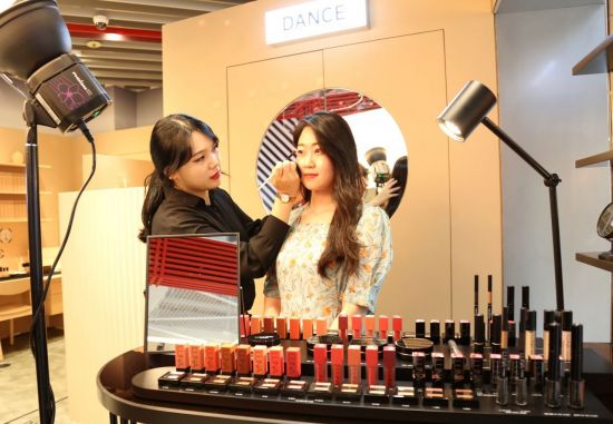 루나, 체험형 매장 '루나 시그니처' 홍대 오픈…라뮤끄 메이크업쇼 진행