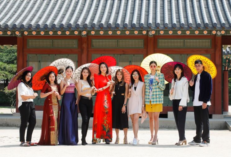 아세안 위크 패션쇼을 위해 방하한 아세안 각국 모델들이 13일 덕수궁에서 포즈를 취하고 있다.