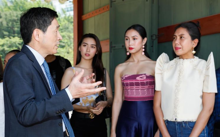 이혁한·아세안센터 사무총장(왼쪽)이 13일 덕수궁에서 '2019 아세안 위크' 패션 페스티벌에 참여하는 아세안 국가 모델들과 디자이너에게 한국의 문화에 대해 설명하고 있다.
.