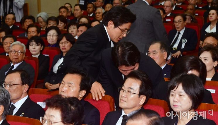 [포토] 추모식 참석하는 황교안 자유한국당 대표