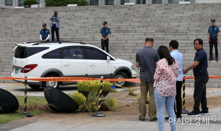[포토] 국회 본청 계단에 차량 돌진