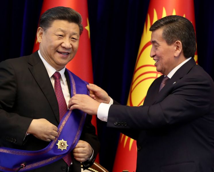 [포토]시진핑, 키르기스스탄 최고 훈장 받고 미소