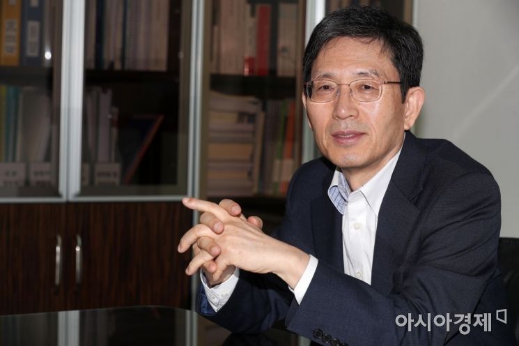 인터뷰 성경륭 경제인문사회연구회 이사장.