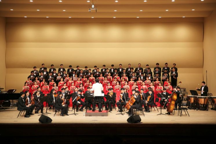 13일 저녁 유니버설아트센터 대극장에서 개최된 제12회 대원하모니 정기연주회에서 대원하모니 합창단과 하트하트오케스트라 단원들이 협연하고 있다.