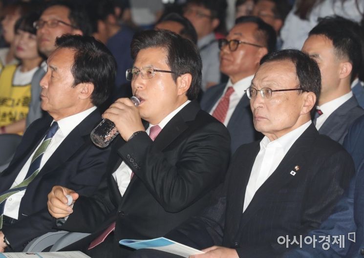 [포토]물 마시는 황교안