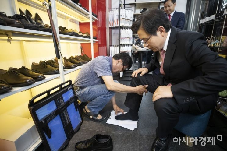 [포토] 수제화 맞추는 황교안 대표