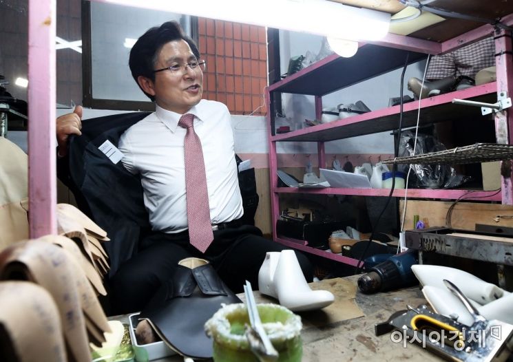 [포토] 옷 벗는 황교안 대표