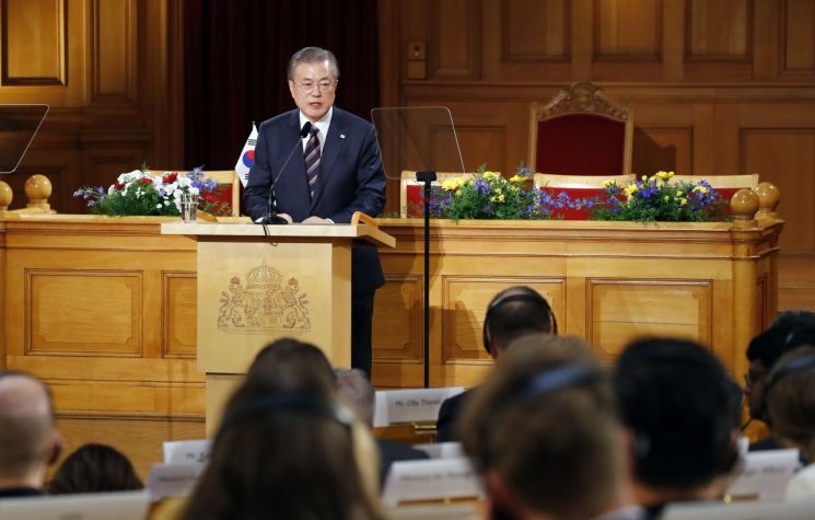 문 대통령 "남북 완전한 비핵화 이뤄지면 재래식 무기 군축도 함께 할 계획"