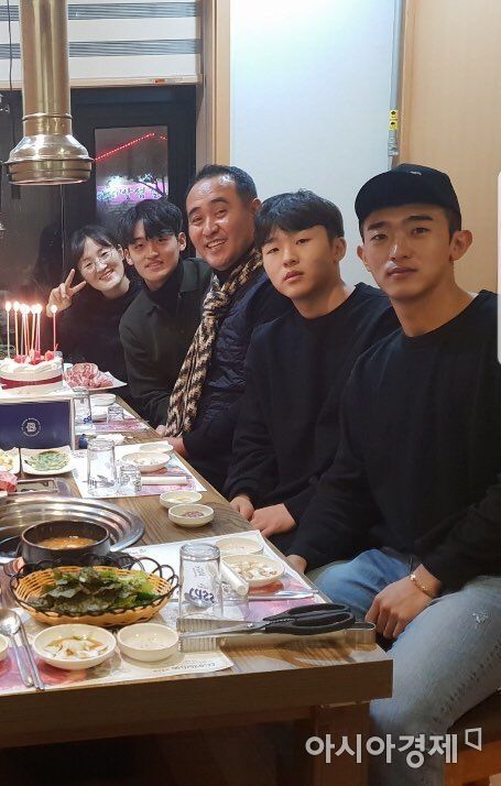 한국 U-20 대표팀의 주장 황태현(사진 왼쪽 두번째)과 그의 가족. 황수환씨 제공