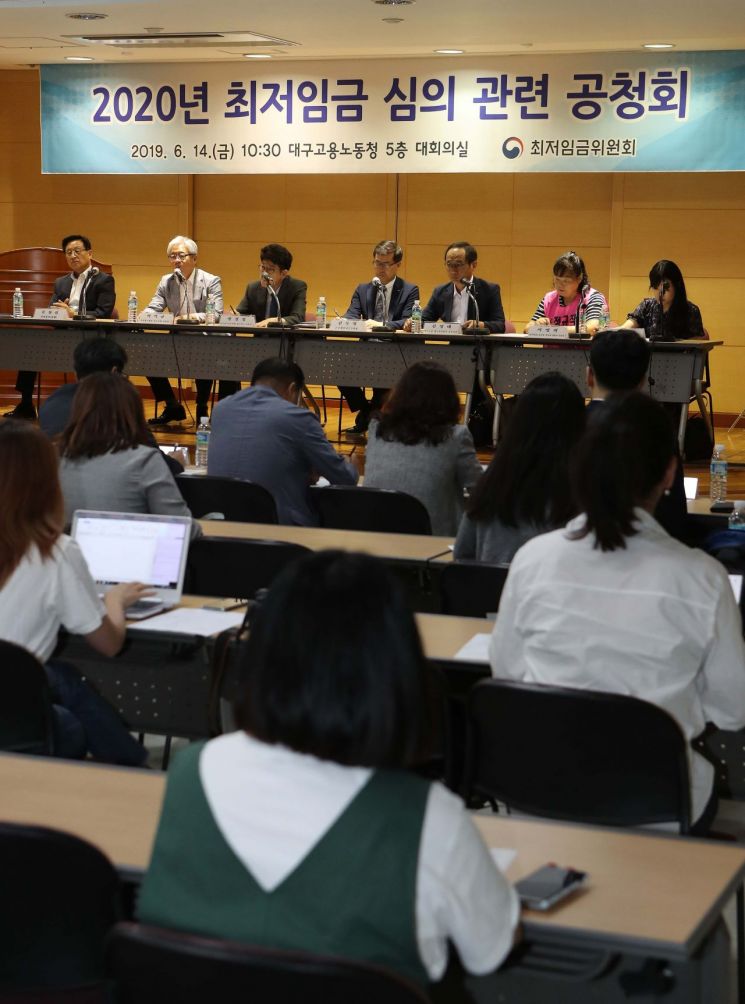 "생계비에 한참 부족" vs "차등적용해야"…최저임금 마지막 공청회