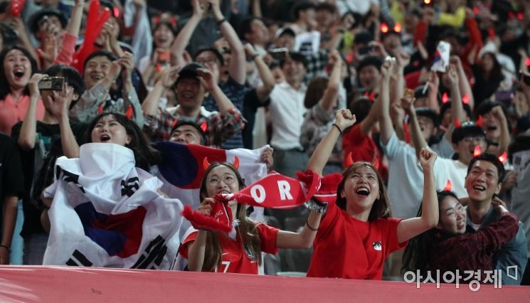 [포토] 선제골 환호하는 시민들