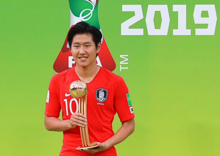 2019 국제축구연맹(FIFA) 20세 이하(U-20) 월드컵에서 골든볼을 수상한 이강인이 트로피를 들고 활짝 웃고 있다.[이미지출처=연합뉴스]