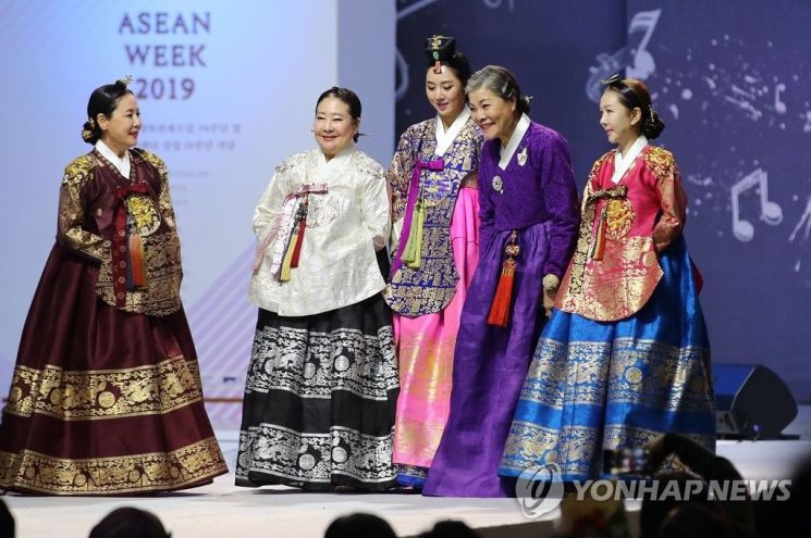 15일 오후 서울광장에서 열린 '2019 아세안 위크 패션쇼'에서 박술녀 디자이너(오른쪽 두번째)가 모델들과 인사하고 있다. /연합뉴스