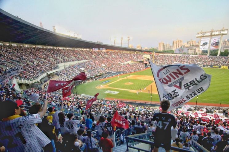 "축구·야구 다 있다"…스포츠에 푹 빠진 유통업계