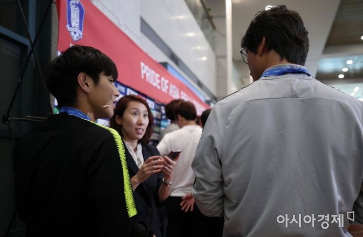 [포토] 대화하는 이강인과 정정용 감독