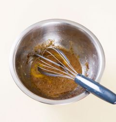 2. 볼에 흑설탕과 카놀라유를 넣어 거품기로 잘 섞은 다음 달걀을 2~3번으로 나누어 넣어 골고루 섞는다.