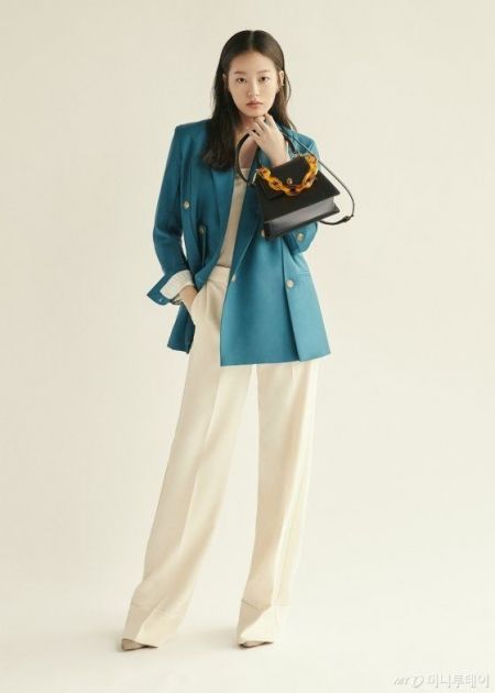 핸드백 브랜드 덱케는 지난 3월 온라인 전용 브랜드 전환과 함께 배우 박유나를 모델로 선정했다.