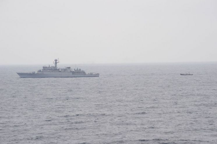 합동참모본부는 지난 11일 오후 1시15분께 해군 함정이 동해 해상에서 기관고장으로 표류 중이던 북한어선 1척(6명 탑승)을 구조해 북측에 인계했다고 밝혔다. 사진의 오른쪽이 해군에 구조된 북한 어선. (사진=합동참모본부)