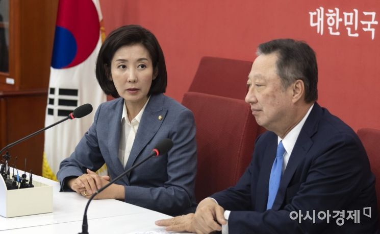 [포토] 이야기 나누는 박용만 회장·나경원 원내대표