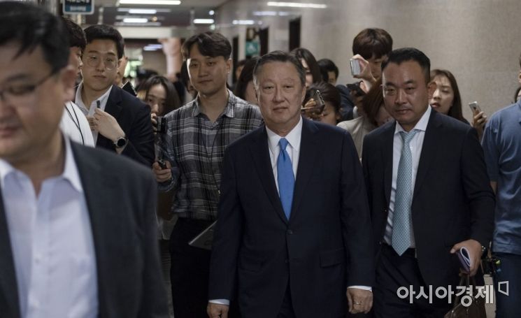 [포토] 기업규제 건의서 들고 국회 찾은 박용만 회장