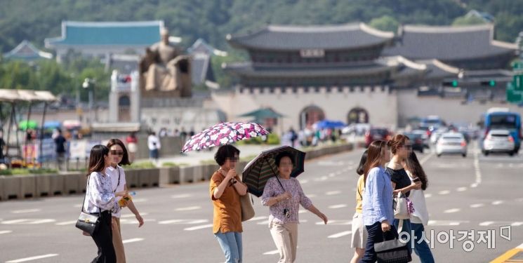 [포토]양산으로 자외선 피하는 시민들