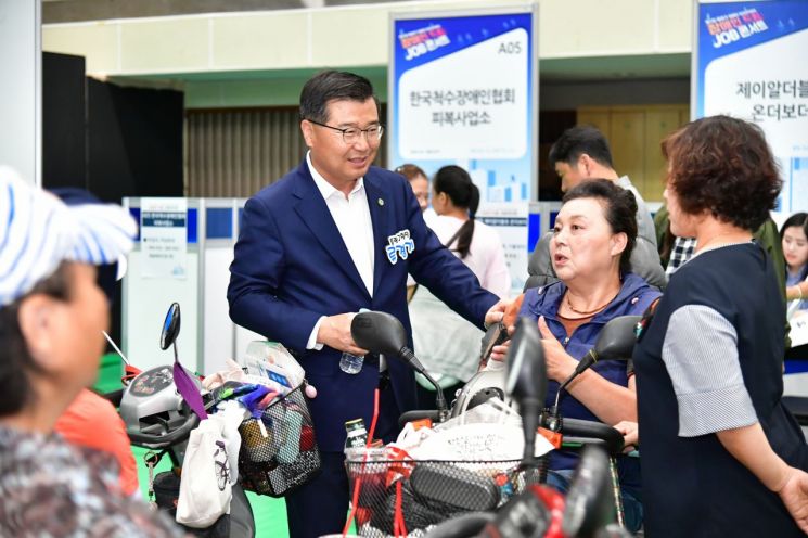 류경기 중랑구청장이 구직자들과 이야기를 나누며 "앞으로도 이런 자리를 지속적으로 만들고, 더 많은 분들이 일자리를 찾으실 수 있도록 참여기업을 확대하는데 힘을 쏟겠다"고 말했다.