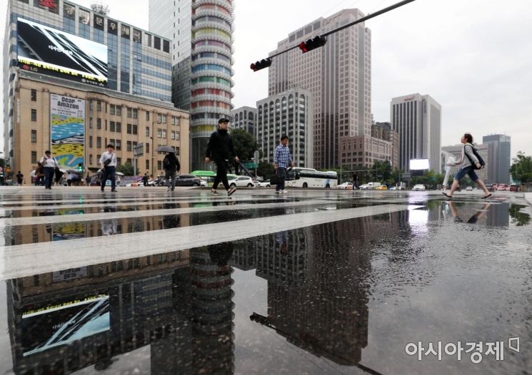 [오늘날씨]중부지방, 흐리다 오전부터 비…최고기온 서울26도