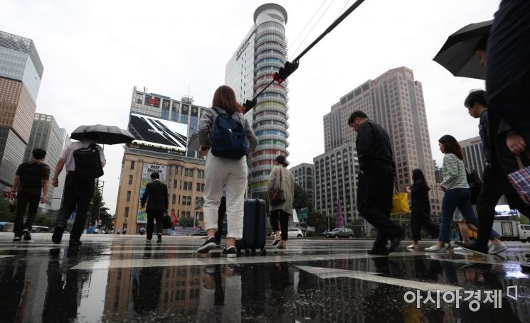 [포토]'우산 챙기셨나요?'