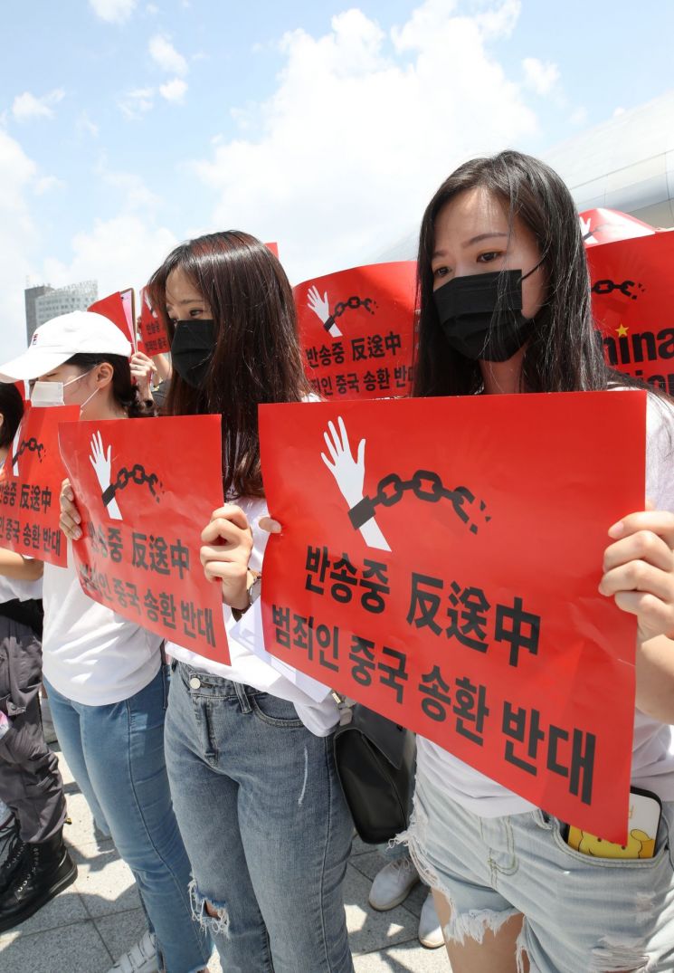 한국에 거주하는 홍콩 시민들이 15일 오후 서울 중구 동대문디자인플라자(DDP) 앞에서 범죄자를 중국 본토로 압송하는 법안에 반대하는 피켓시위를 하고 있다 [이미지출처=연합뉴스]