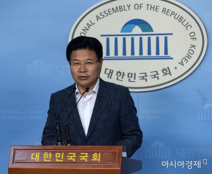 [포토] 탈당 기자회견하는 홍문종 의원