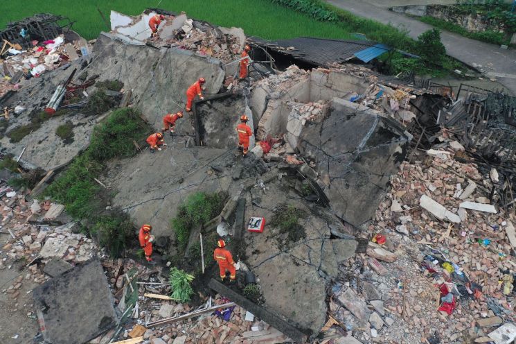 中 쓰촨성 여진 계속…지진 피해 사상자 137명으로 늘어(상보)