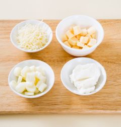2. 치즈 딥 재료 중 크림치즈는 부드럽게 풀고 스트링 치즈와 파르메산치즈가루, 고다치즈는 굵게 다진다.