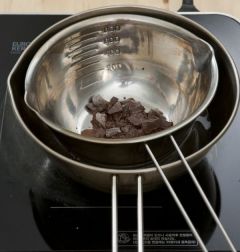 4. 중탕 냄비에 ③을 올려 주걱으로 저으면서 다크 초콜릿을 넣어 녹인다.