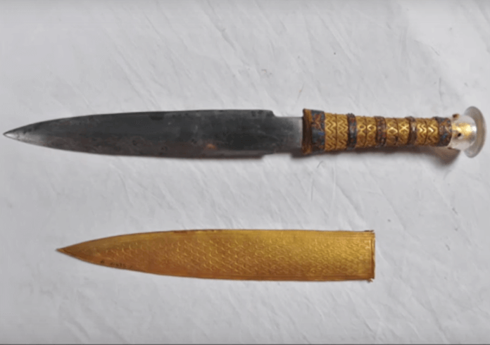 지난 2016년 성분 분석결과 운석으로 만든 것이 확인된 고대 이집트 파라오 투탕카멘의 단검 모습(사진=연합뉴스)